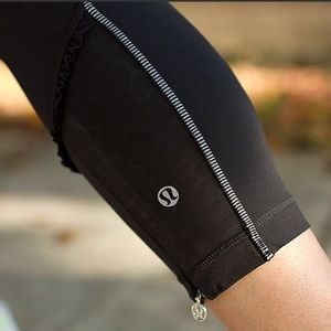 LULULEMON RUFFLE ZIP STAY ON COURSE BLACK LEGGINGS, minor flaw